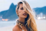 Filha da ex-modelo e atriz Luíza Brunet com o empresário argentino Armando Fernandez, Yasmin Brunet tem nacionalidade brasileira e argentina, assim como o irmão mais novo, Antônio Botelho Fernandez