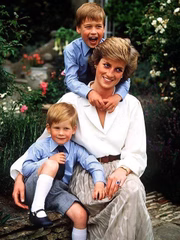 Em julho, Diana completaria 60 anos. Ela com os filhos William e Harry