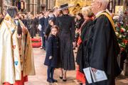 Mãe e filhas na cerimônia em tributo ao príncipe Philip