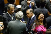Antes da votação começar, ministro da Defesa conversa com parlamentares. De rosa, relatora Laura Carneiro ri descontraída