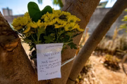 Lá, foi deixada uma homenagem ao adolescente: "Você esteve aqui. Mas agora está na morada do Pai Celestial"