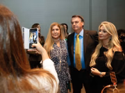 Jair Bolsonaro tirou fotos com as convidadas 