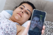 Juliane vive com o filho de 12 anos. O salão de beleza, onde ela estava quando sofreu a tentativa de estupro, é de onde ela tira o sustento de casa
