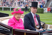 Príncipe Andrew e a mãe, a rainha Elizabeth II. Ele se envolveu com o criminoso Jeffrey Epstein