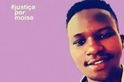 O homem que ameaçou Moïse deixou o local e, momentos depois, retornou com outras cinco pessoas, que amarraram os pés e as mãos do rapaz, e o espancaram até a morte 