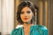 Camila Queiroz surge de tempos em tempos com novos visuais para os papéis na televisão
