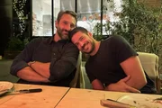 Marco Pigossi e Marco Calvani posam juntos em uma mesa de jantar