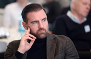 Christoph Metzelder, ex-zagueiro do Real Madrid e da seleção alemã, foi condenado a dez meses de prisão por posse de pornografia infantil. Além do crime, o alemão também foi acusado de distribuição do material pornográfico. Metzelder assumiu o crime