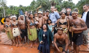 O presidente Jair Bolsonaro posa para foto com indígenas após solenidade pública em São Gabriel da Cachoeira (AM).