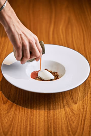 Sobremesa de crumble com sorvete de tapioca e calda de goiaba do restaurante Xamam
