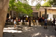 Pais e alunos em frente a uma das casas onde fica a Emia, no parque Lina e Paulo Raia, no Jabaquara.