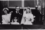 Elizabeth ao lado do pai, o rei George VI