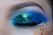 Glitter por toda a pálpebra móvel