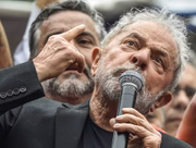 Lula discursa para apoiadores