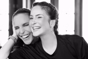 No começo da carreira Claudia Leitte foi acusada de copiar Ivete Sangalo e a rivalidade entre as duas era acirradas por notícias na web. Hoje a relação melhorou e ela são amigas