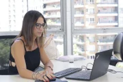Ana Carolina Oliveira (Podemos) em seu gabinete na Câmara de SP