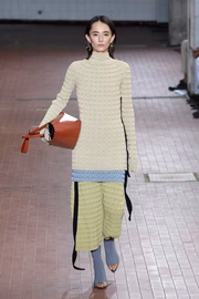 A Jil Sander trouxe a textura ondulada do plissado e fez uma mistura interessante de cores