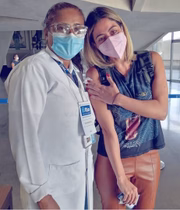 A profissional de saúde Sol Silva vacinou a atriz Carol Castro