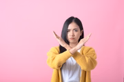 Além disso, apresentar estímulos que podem afetar a resposta do eleitor, fazer a entrevista pessoalmente, por e-mail ou por telefone e até a ordem das palavras pode desestimular ou estimular a participação. Levando em consideração que várias empresas realizam enquetes, obviamente os resultados serão conflitantes