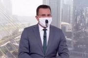 O jornalista Rodrigo Bocardi já surpreendeu os telespectadores do Bom Dia Brasil ao aparecer com uma máscara personalizada