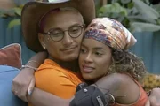 Dynho e Sthe: sem saber que estavam solteiros, Sthe e Dynho permaneceram até o top 8 do reality, mas acabaram eliminados pelo público, que rejeitou o excesso de carinho entre os dois