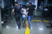 Metrópoles flagrou o momento em que ele chegou à delegacia