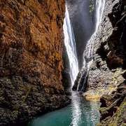 Uma das mais impressionantes cachoeiras da Chapada, a cachoeira do Dragão é um passeio extremo que envolve uma caminhada com grau de dificuldade elevado e longos trechos de natação