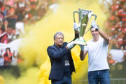 Ex-jogador Lúcio entrou em campo com a taça da Supercopa