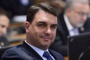 Flávio Bolsonaro acrescentou parágrafo único: "Não será permitida a utilização do solo que impeça ou dificulte o acesso da população às praias"