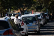 A imunização é realizada no estilo drive-thru no Parque da Cidade