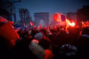 Torcedores se reuniram na Champs-Élysées, em Paris, para acompanhar a final entre França e Argentina