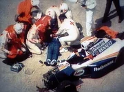 Momento em que paramédicos atendiam o piloto brasileiro Ayrton Senna. Tricampeão mundial de Fórmula 1, Senna faleceu após bater na curva Tamburello, no circuito de Ímola, durante a disputa do Grande Prêmio de San Marino
