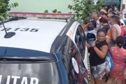 Multidão se reúne em frente à delegacia onde policial matou companheiros no Ceará