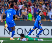 O atacante em campo com o time