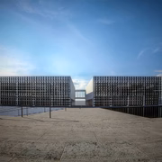 O terreno tem 21.500m² e 10.000m² de área construída. 