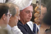 Bolsonaro e Valdemar Costa Neto foram almoçar com integrantes do PL em churrascaria de Brasília