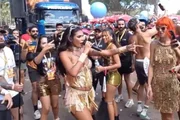 Pocah desde do trio elétrico e agita ao lado dos fãs em bloco de rua