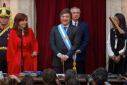 Além dos evidentes problemas econômicos (inflação, dívida externa, queda nas exportações e paralisia no Mercosul), o novo presidente argentino herdará um governo com forte oposição