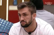 O brother, em alguns momentos, adota uma postura bastante defensiva em relação a outros participantes