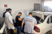 Carro de suspeito é periciado