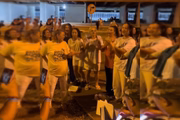 Usando tornozeleiras, bolsonaristas brindam e comemoram soltura