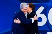 José Luiz Datena e Silvio Santos se abraçam