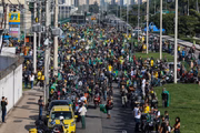 À espera do presidente, apoiadores de Bolsonaro se aglomeram e travam o trânsito, para o passeio de moto pelo Rio de Janeiro