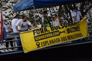 Manifestantes se reúnem em frente ao Museu Nacional para manifestação contra o presidente Jair Bolsonaro