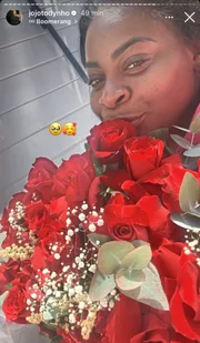A cantora recebeu buquê de flores vermelhas, balão com o pedido de namoro, cartinha de amor e uma cesta de café da manhã
