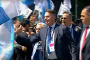 Jair Bolsonaro ao chegar na posse de Javier Milei, em Buenos Aires na Argentina