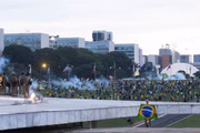Manifestantes bolsonarista enfrentam a polícia, invadem e destroem o Congresso Nacional 