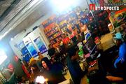 Nas imagens, David aparece vestido com um casaco de capuz preto
