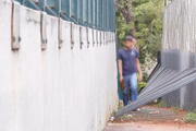 A passagem de pedestres está bloqueada devido ao escoramento