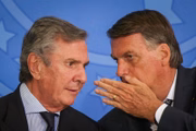 O então senador Fernando Collor (PTB-AL) e o então presidente Jair Bolsonaro (PL), em cerimônia no Palácio do Planalto